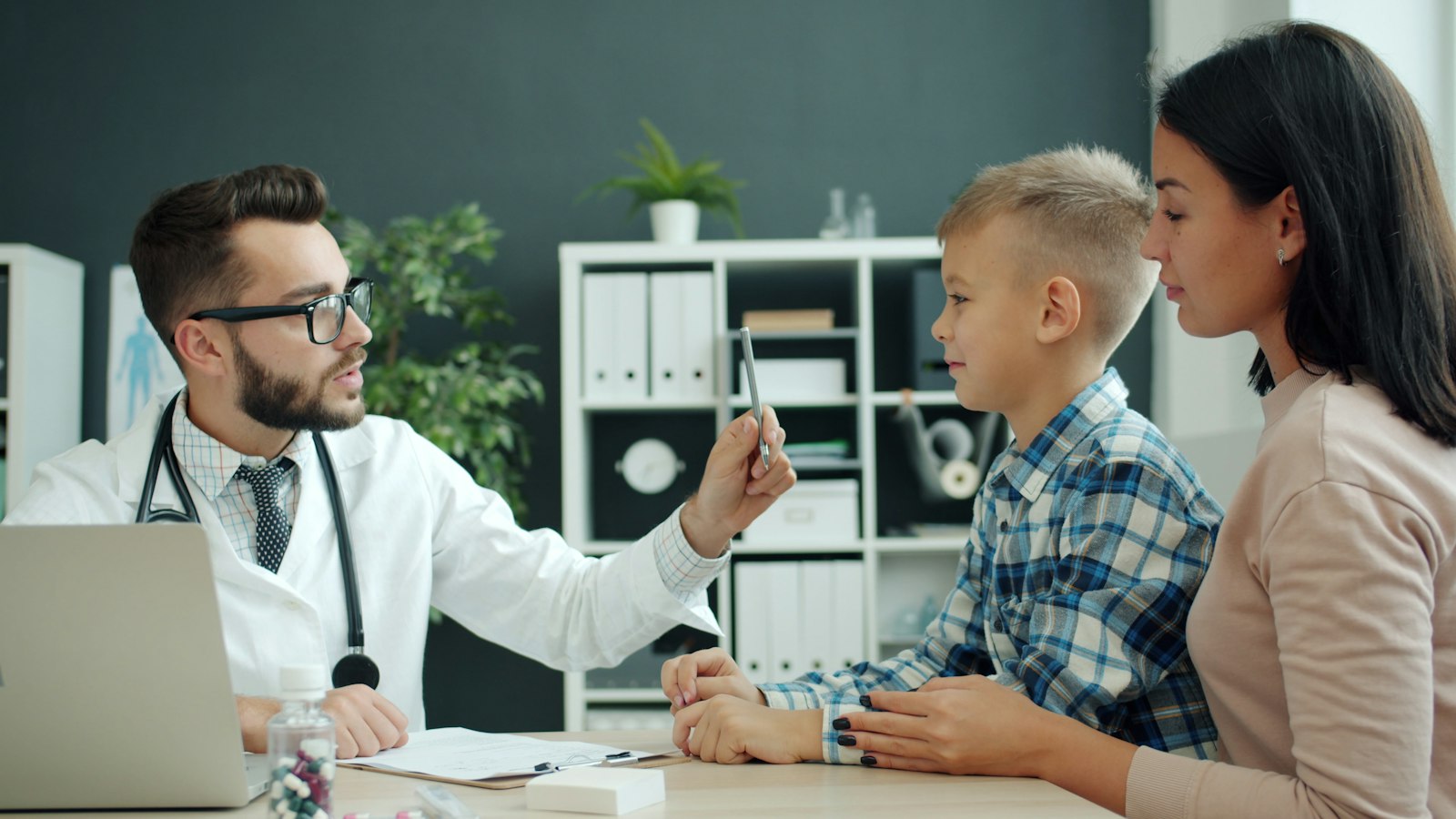 Médico conversando con un niño