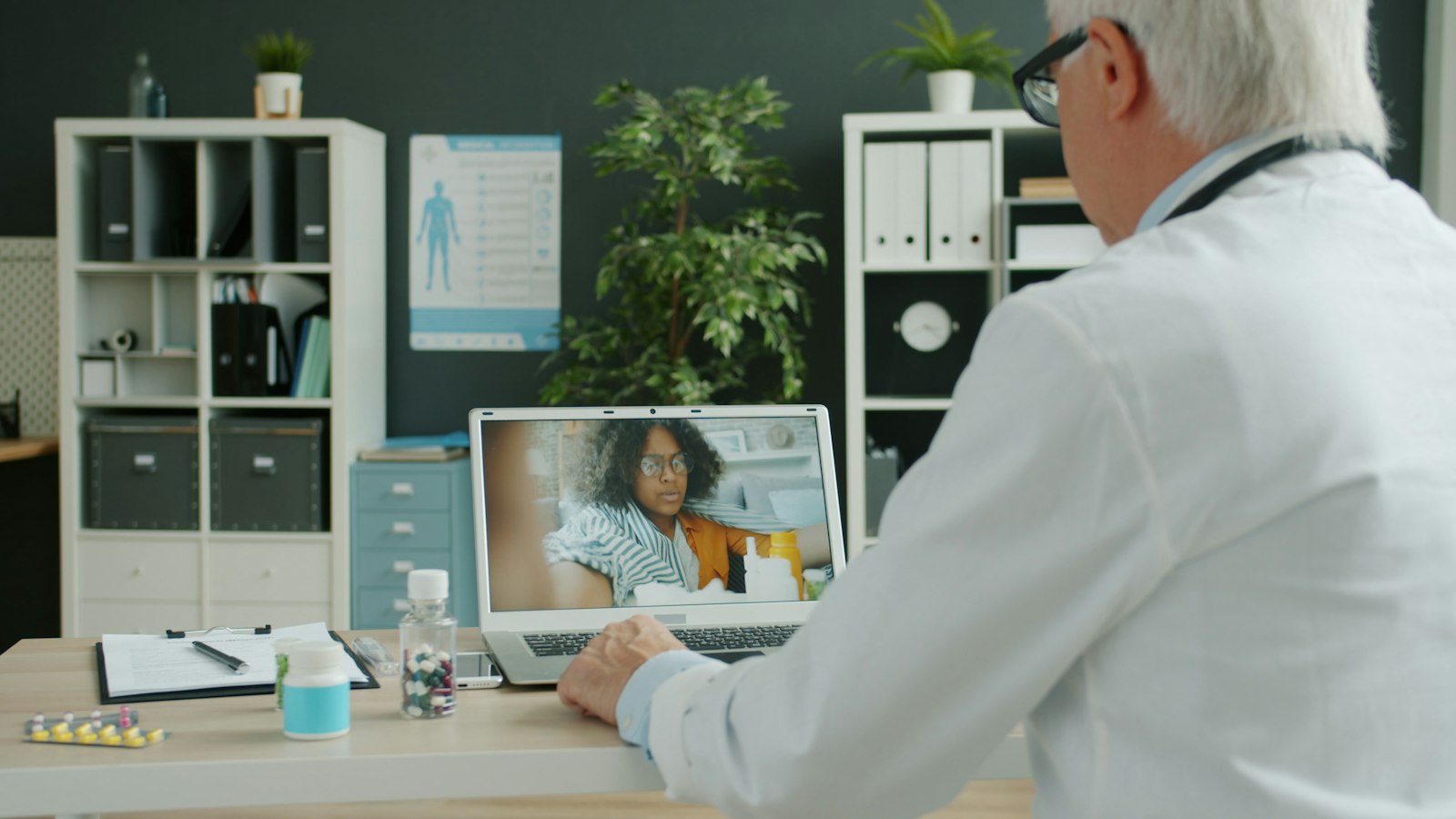 Médico atendiendo una teleconsulta